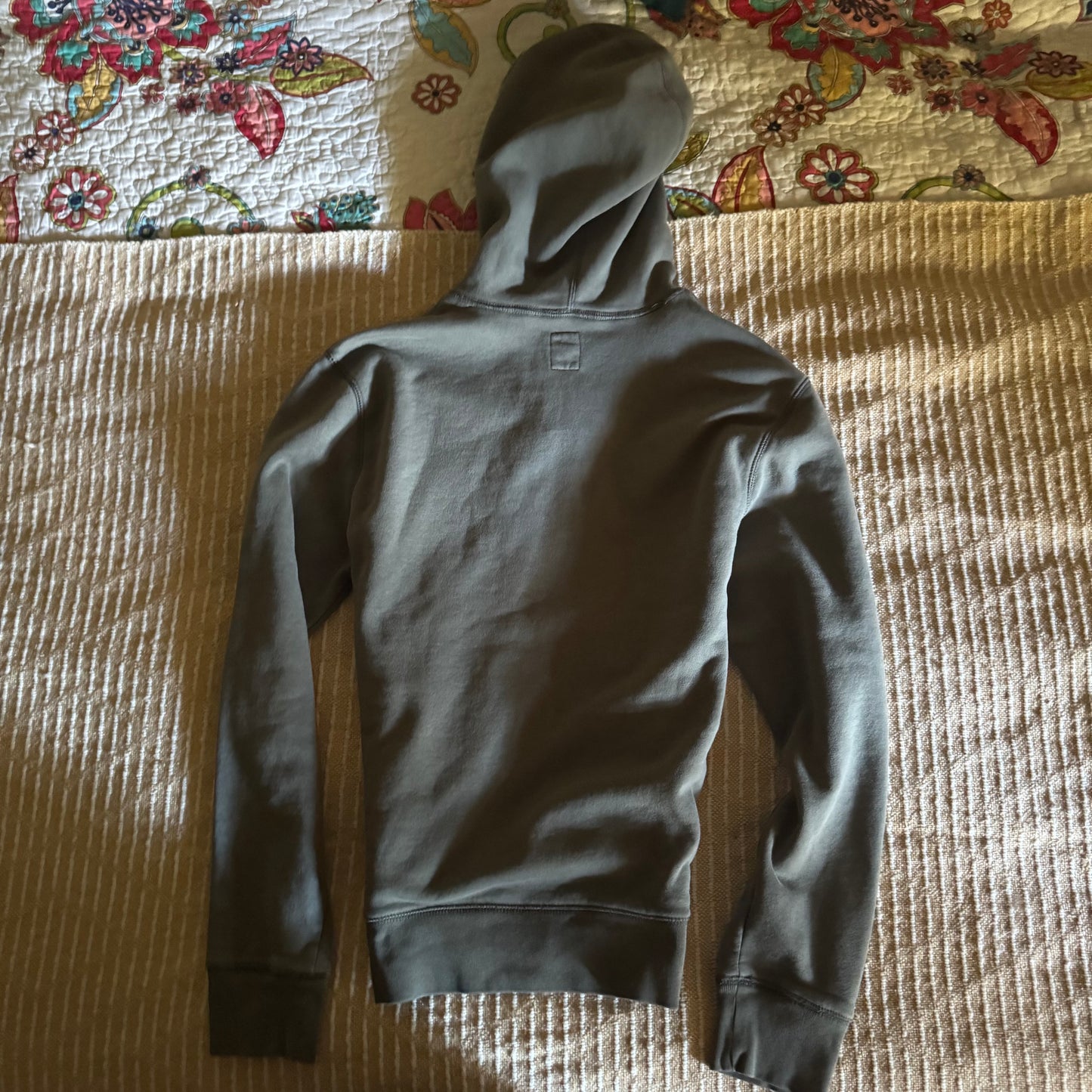 grey GAP zip up jacket (M)