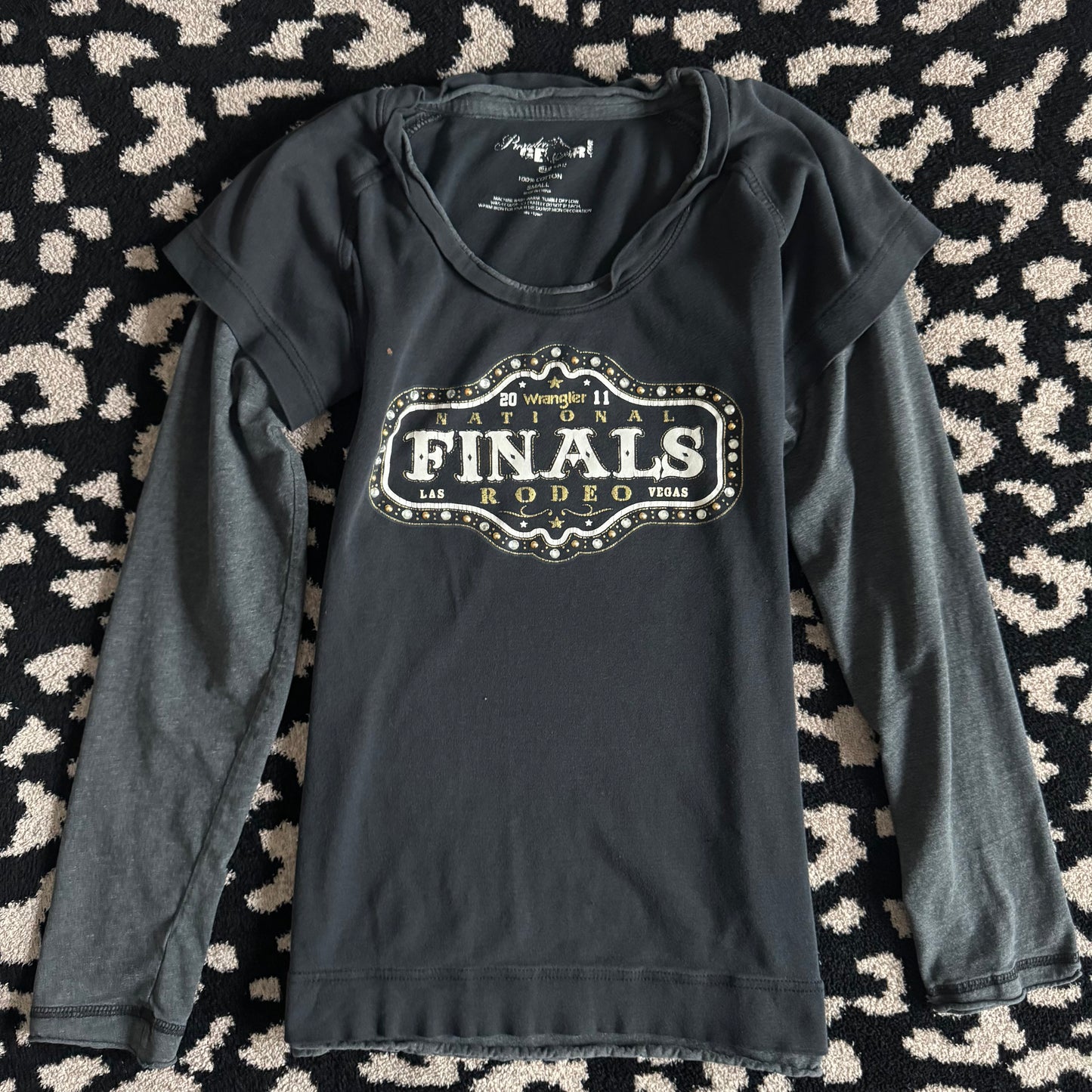 grey wrangler western 2011 national finals rodeo long sleeve layered shirt (s)