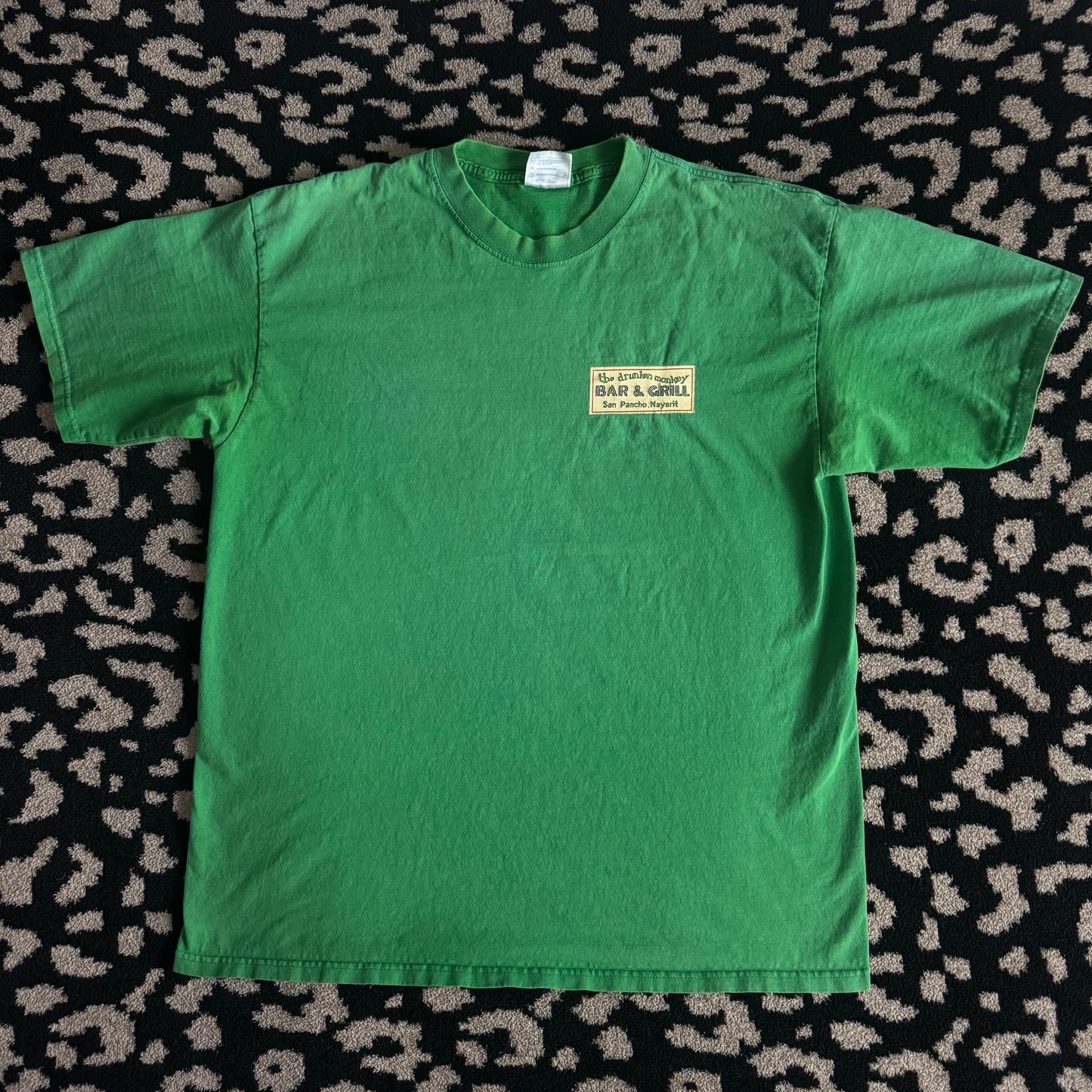 green vintage the drunken monkey bar and grill graphic men’s shirt (xl)