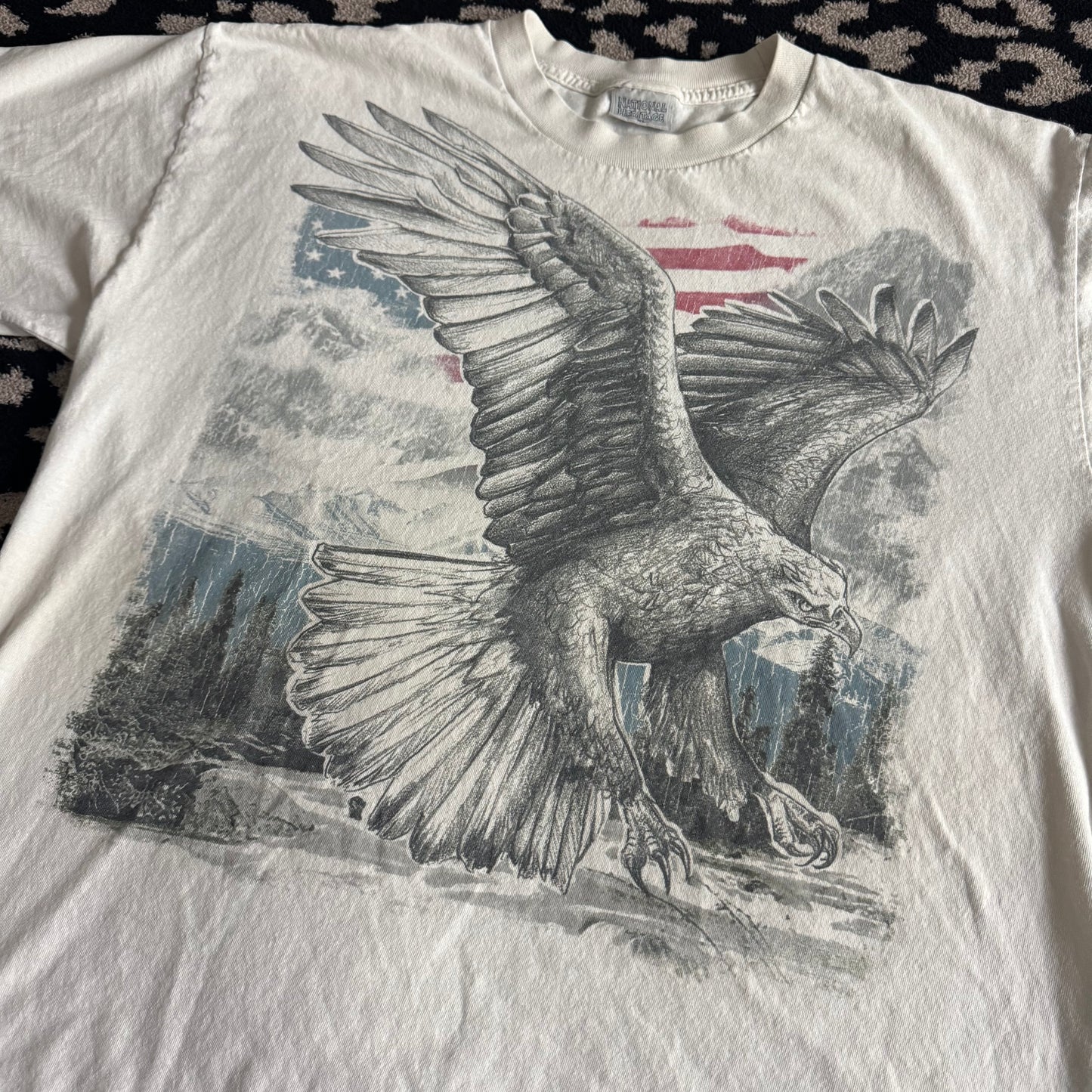white american eagle vintage 90’s graphic men’s shirt (xl)