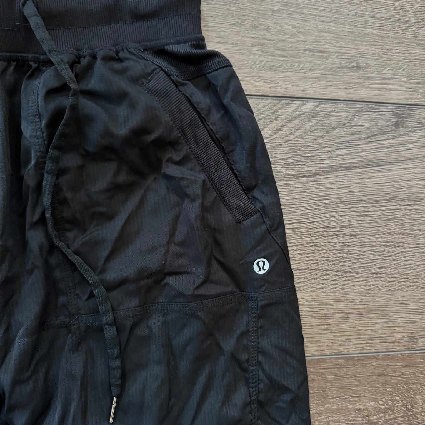 black lululemon cargo high waisted pants (XS)