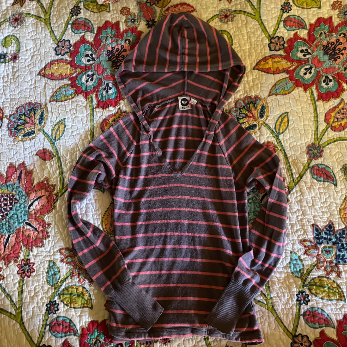 grey & pink roxy long sleeve v neck hoodie (M)