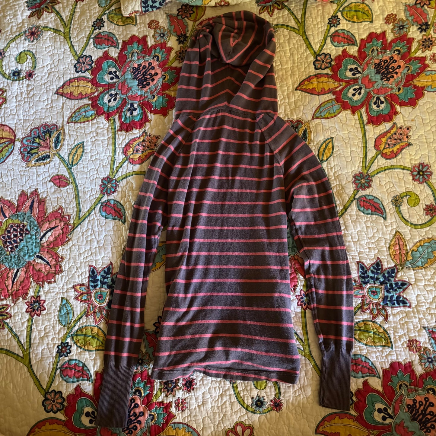 grey & pink roxy long sleeve v neck hoodie (M)
