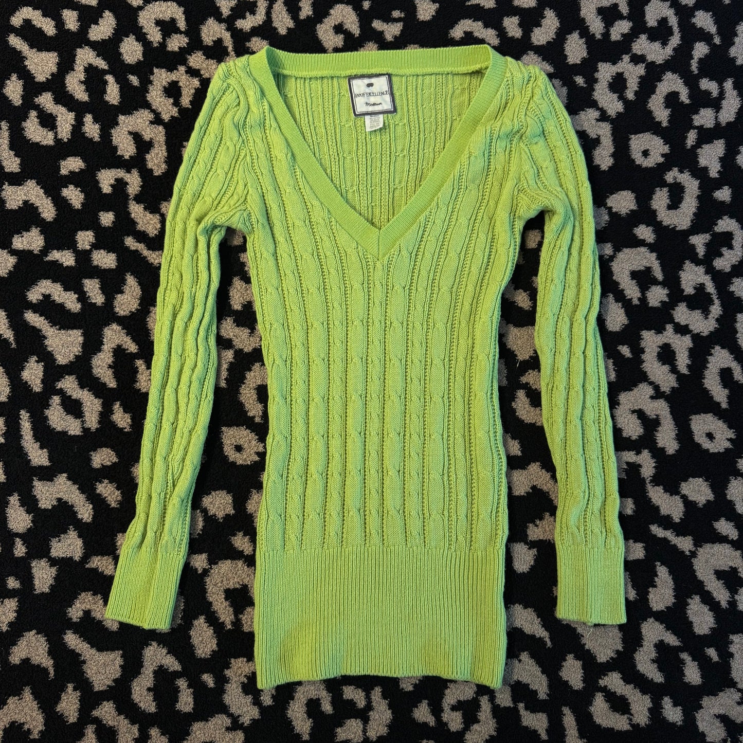 lime green y2k fitted bella swan v neck sweater (M)