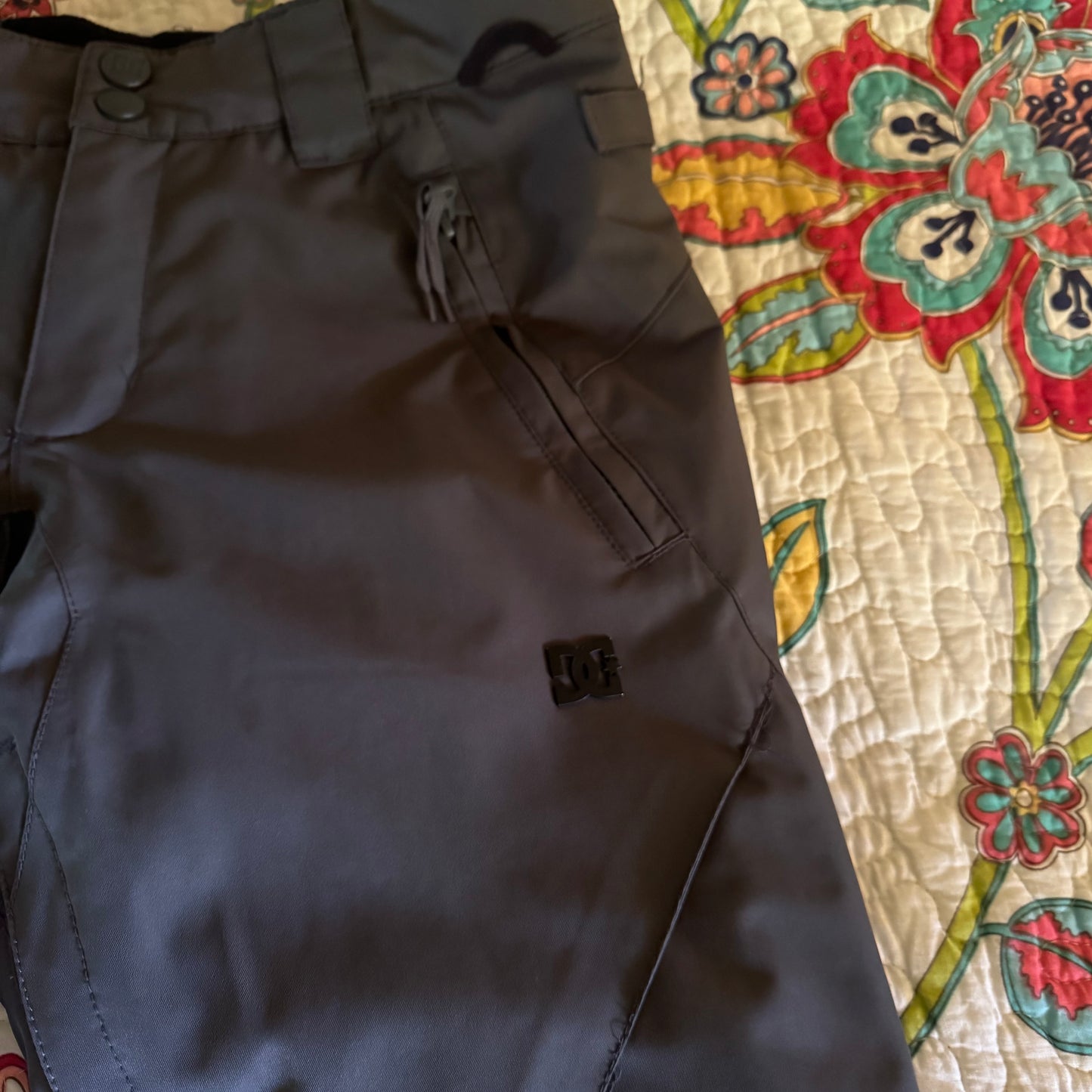 grey dc insulated snow pants (M)