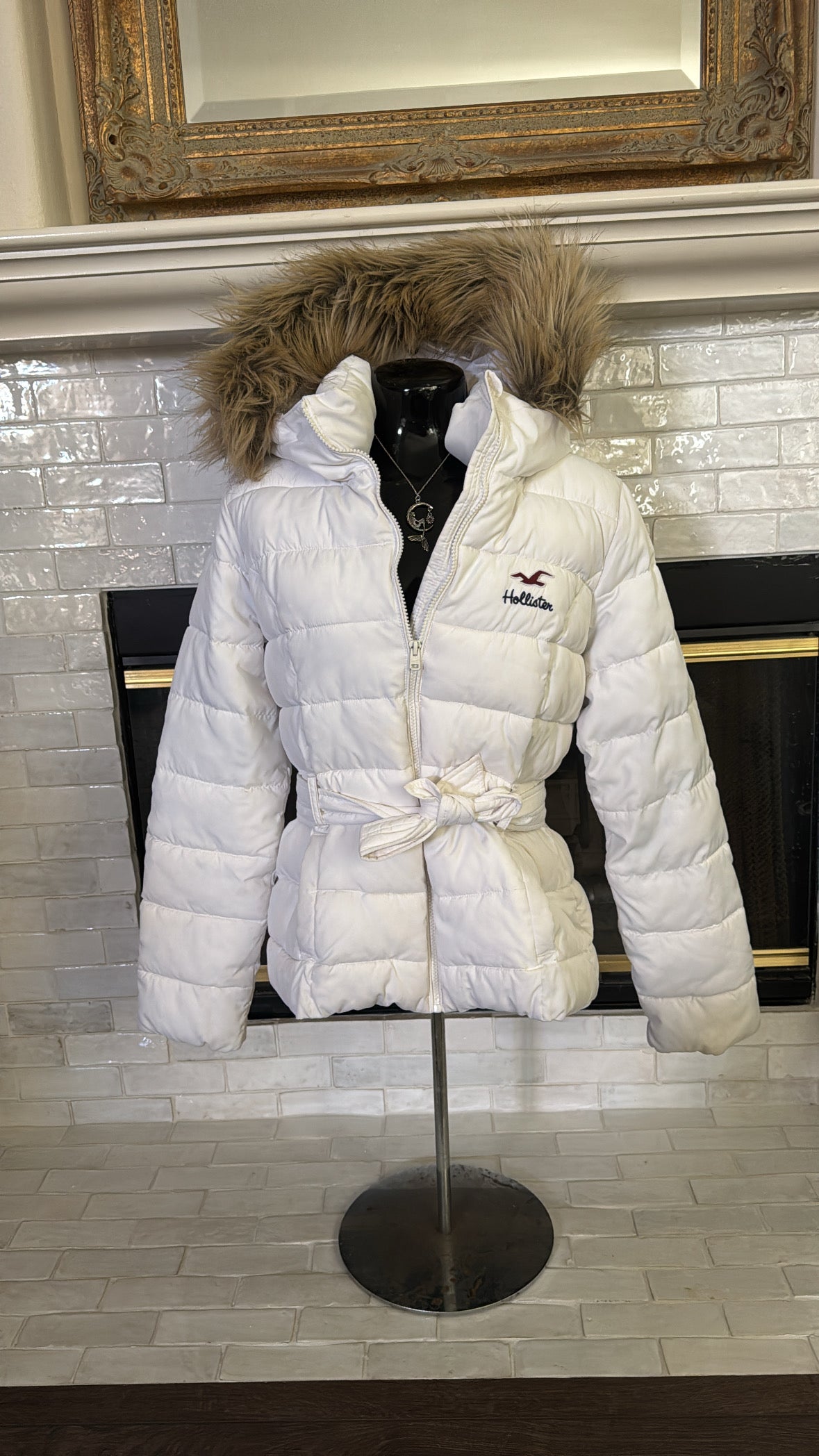 white hollister y2k faux fur puffer belt jacket