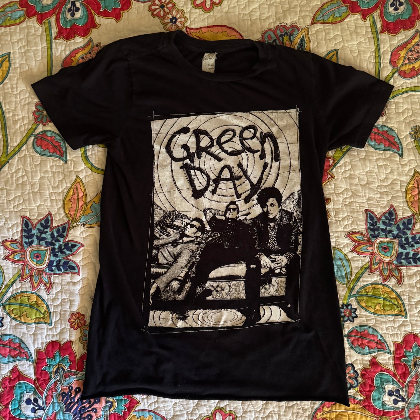 black vintage y2k green day couch photo graphic short sleeve shirt (XS)