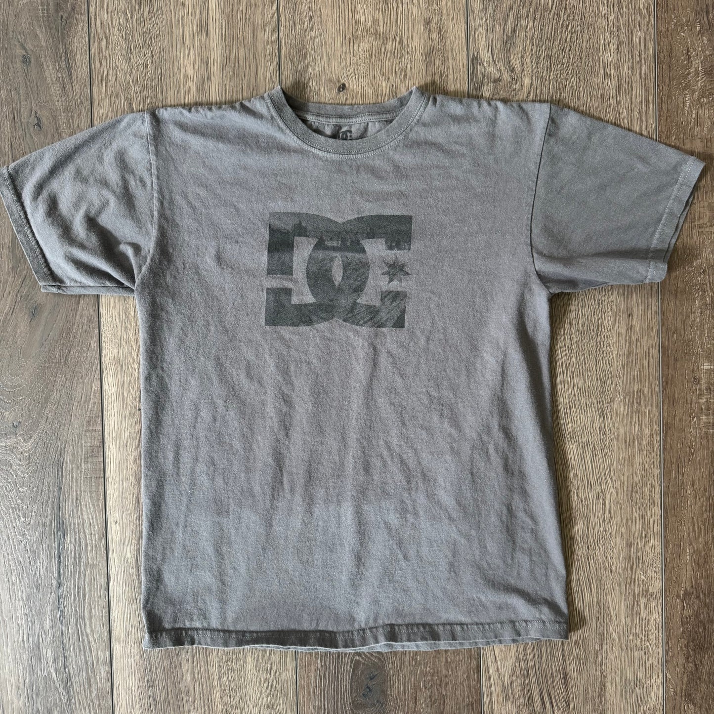 grey dc skater graphic men’s shirt