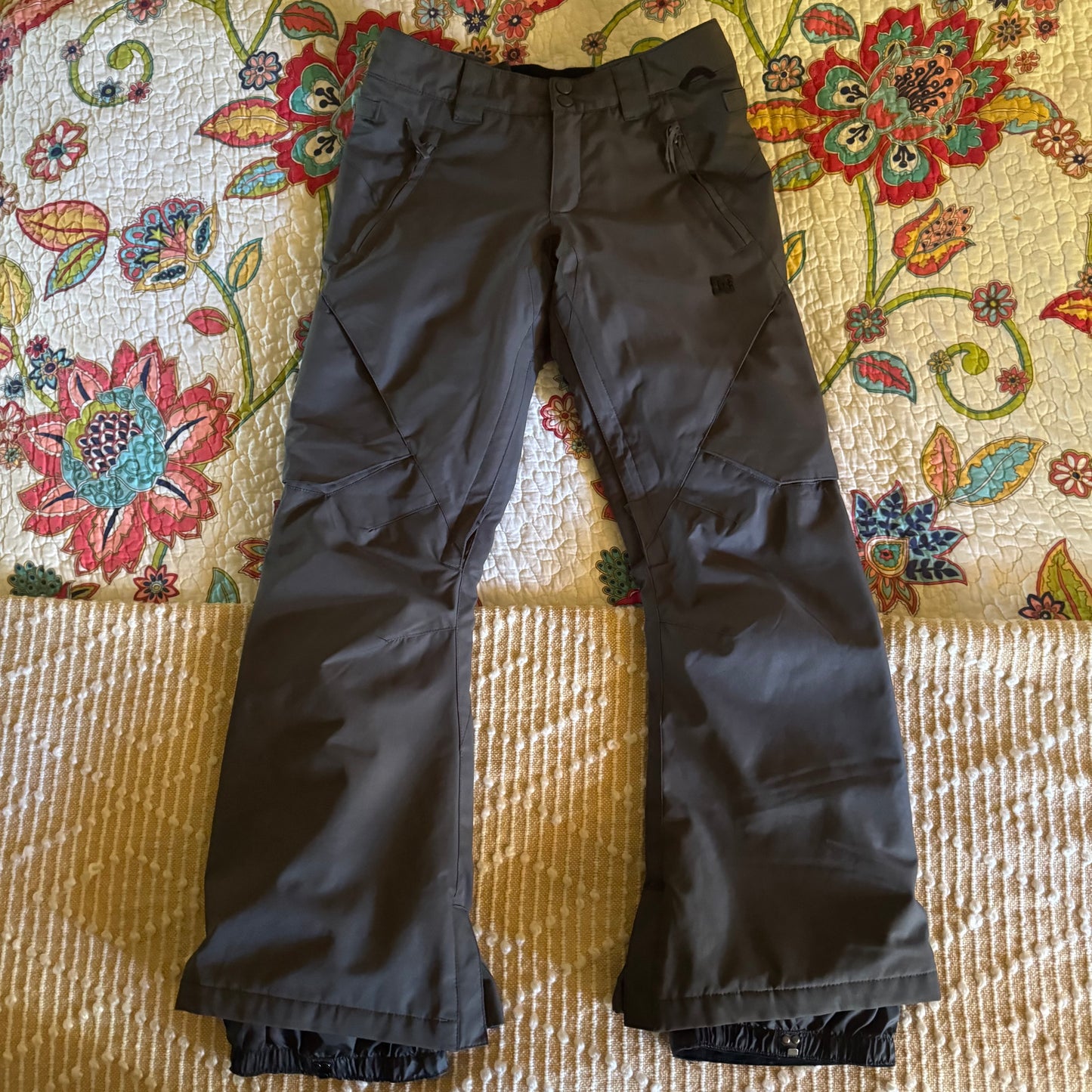 grey dc insulated snow pants (M)
