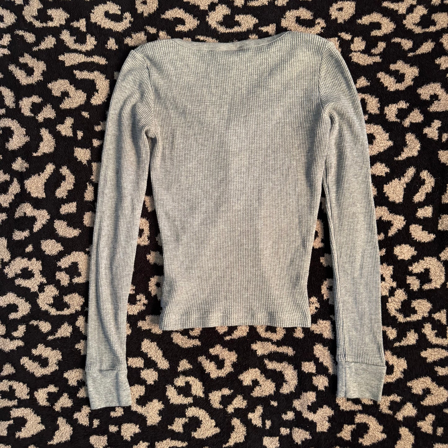 grey waffle knit tna aritiza henley long sleeve shirt (xs)
