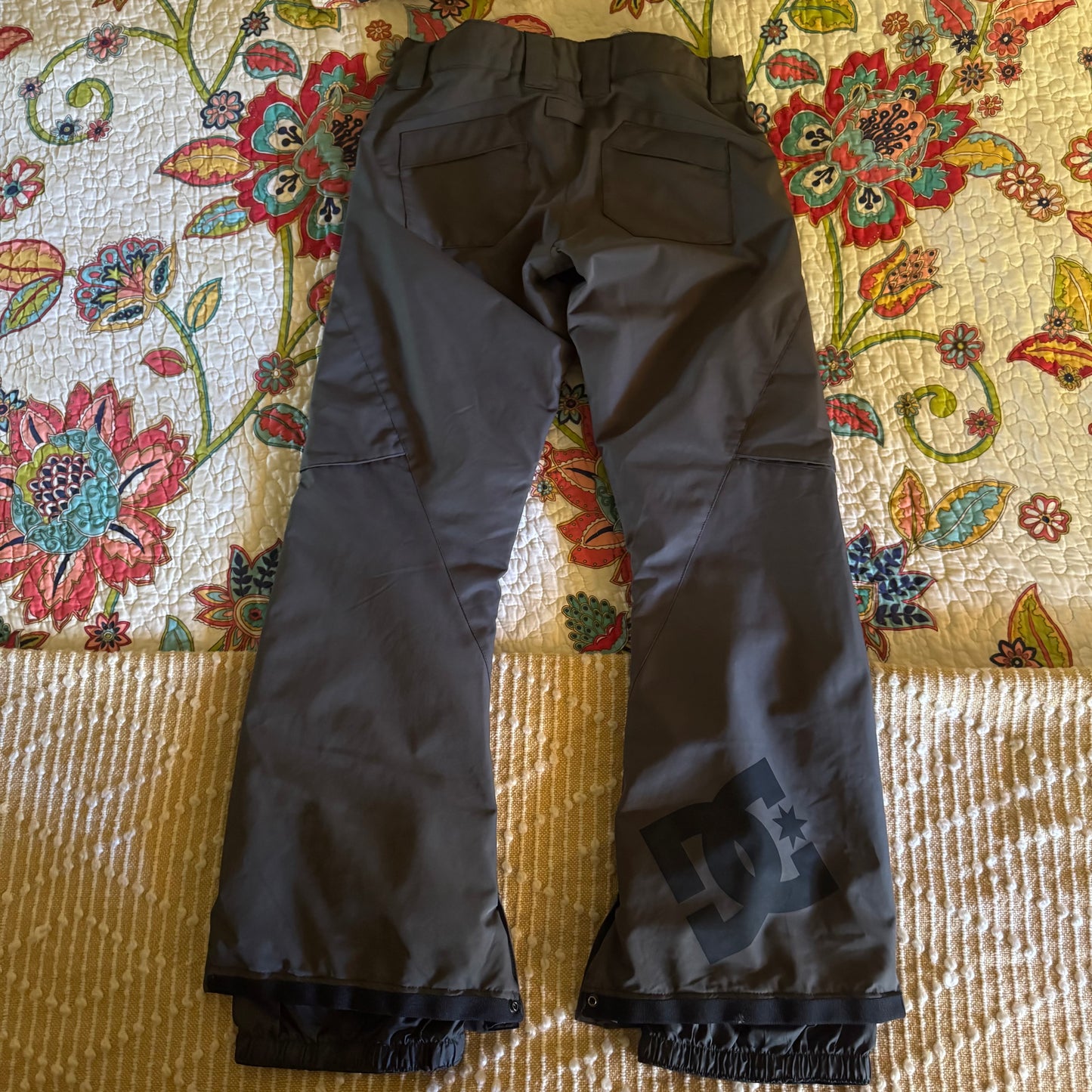 grey dc insulated snow pants (M)
