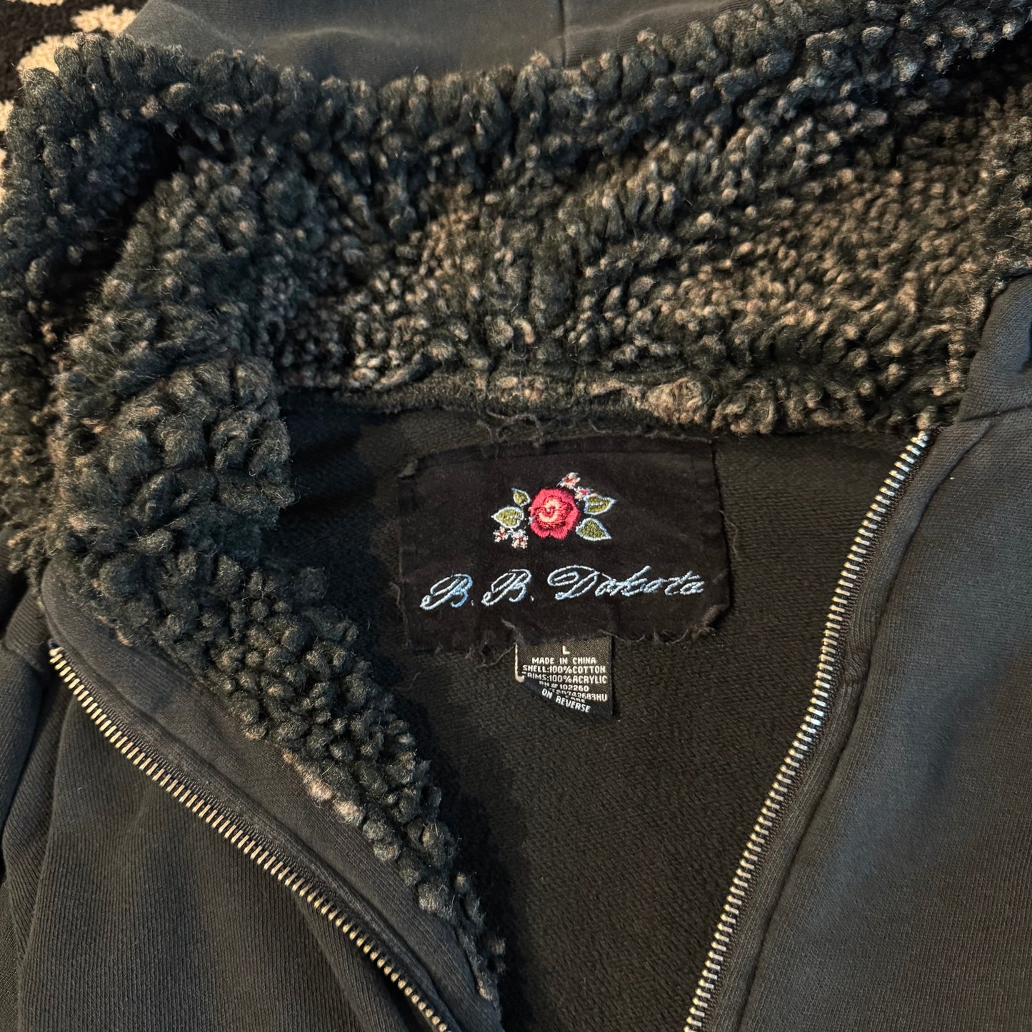 black grungy y2k fur shearling zip up jacket (L)