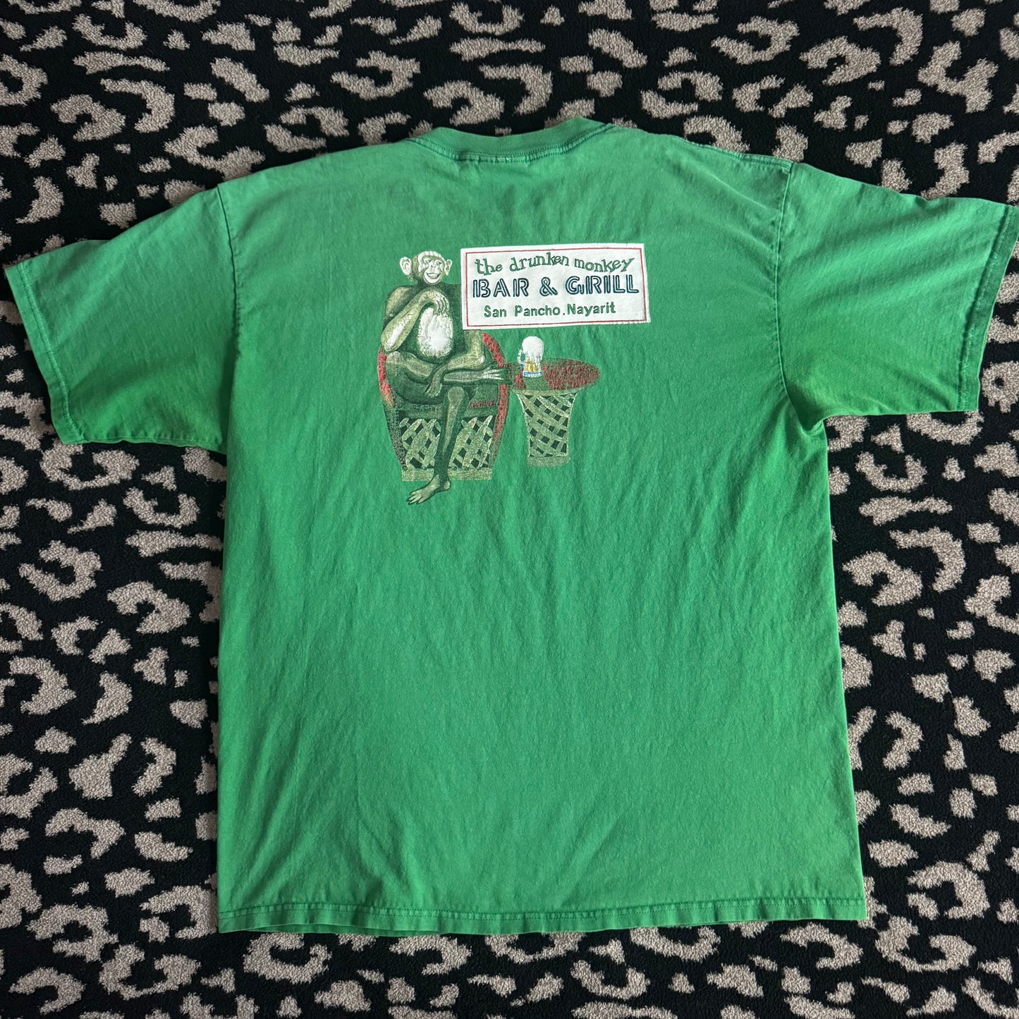 green vintage the drunken monkey bar and grill graphic men’s shirt (xl)