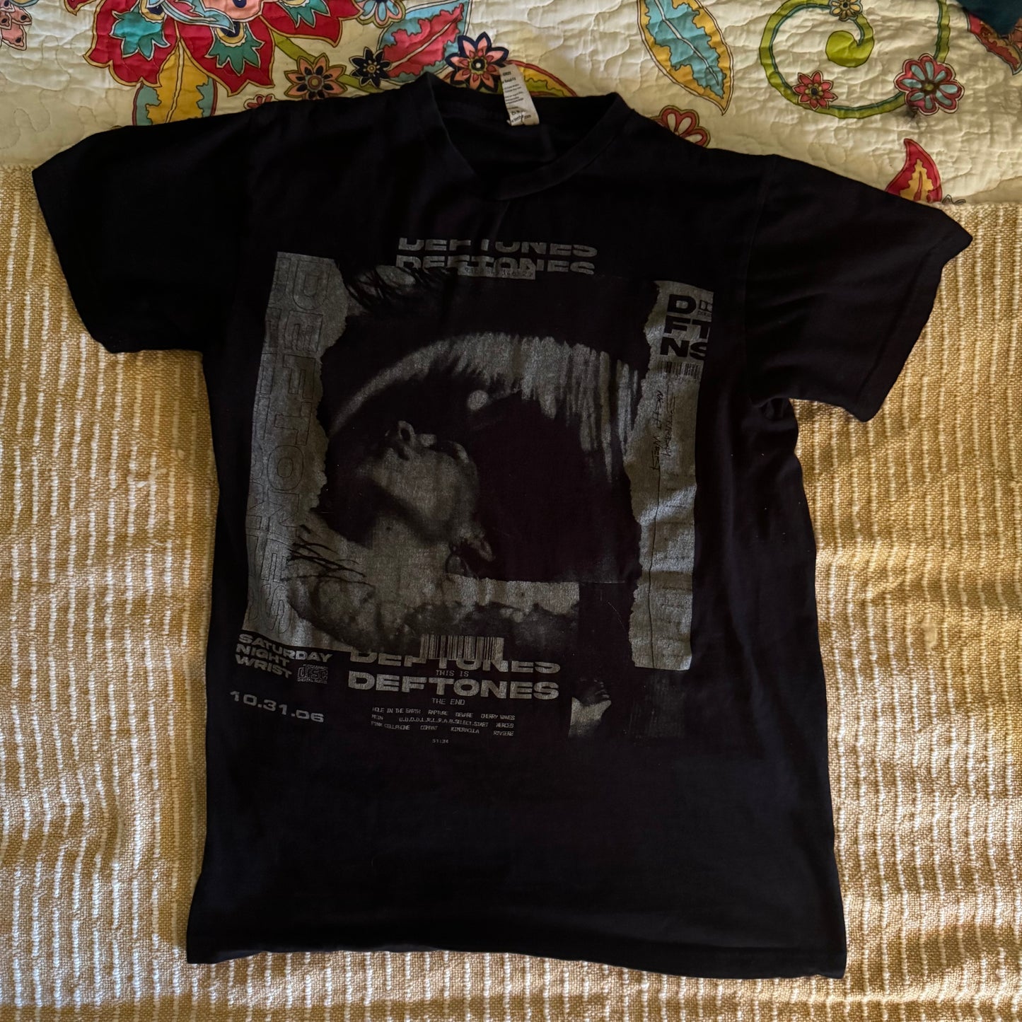 black and grey deftones graphic band tee (S)