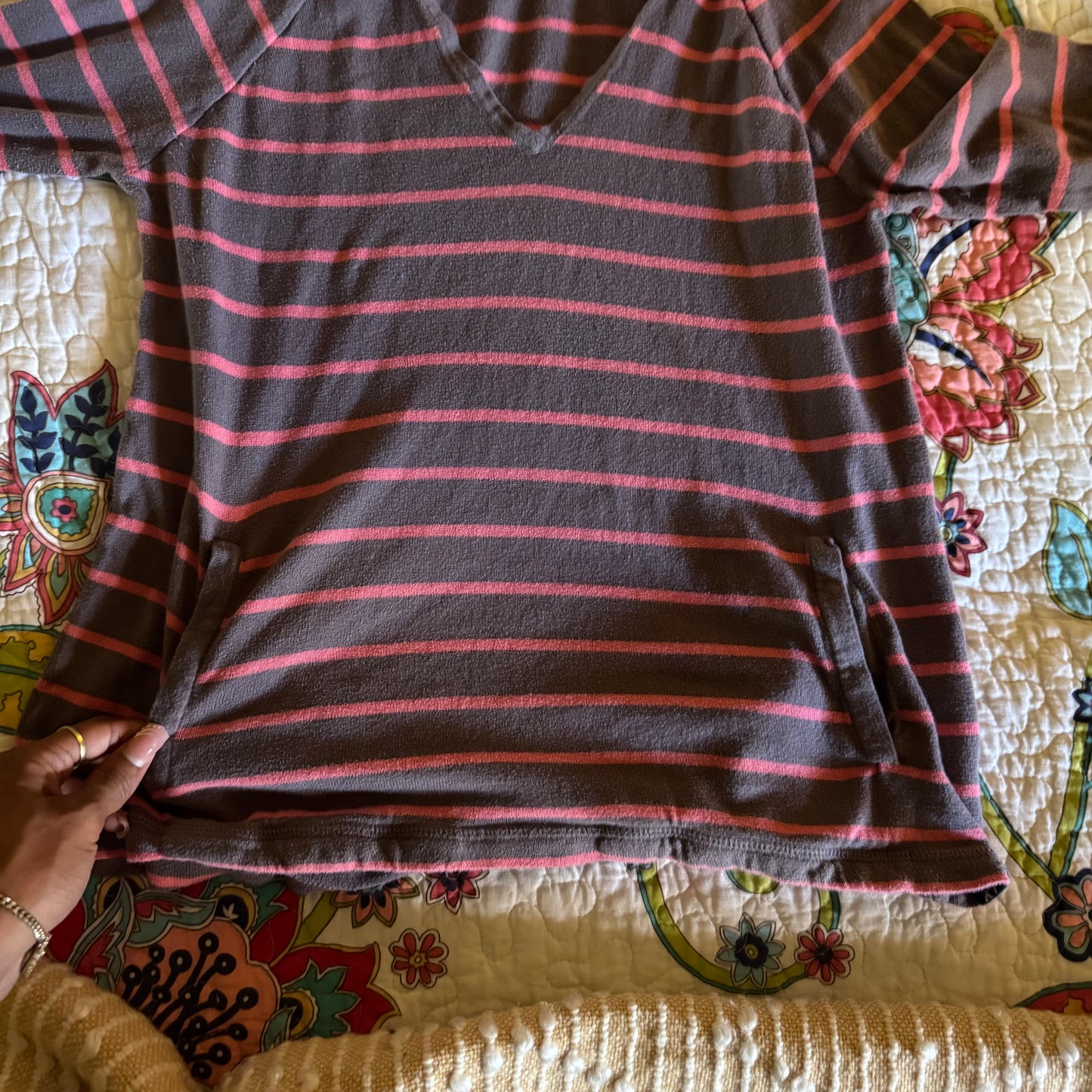grey & pink roxy long sleeve v neck hoodie (M)