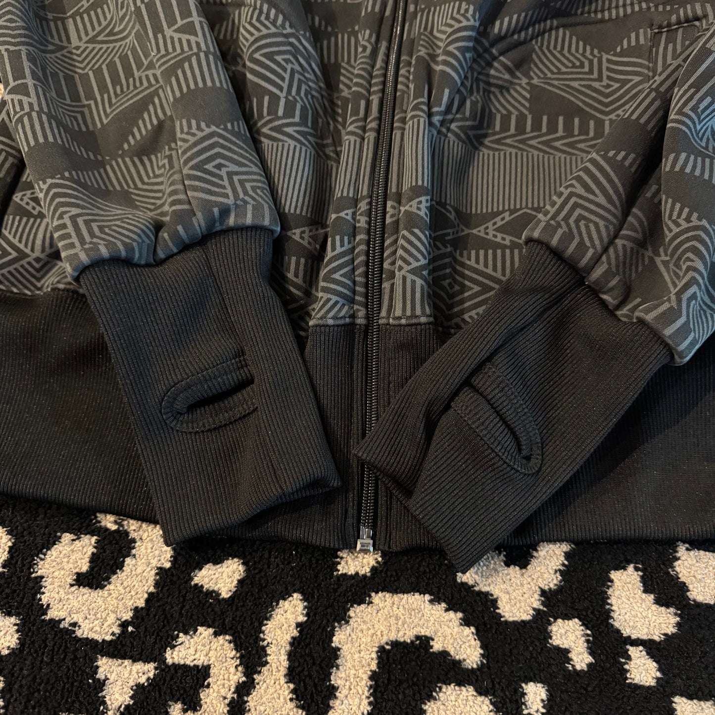 black and pink billabong y2k surfer long sleeve jacket (M)
