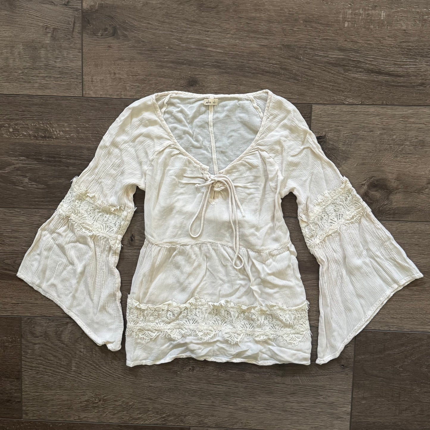 white hollister bohemian flare bell sleeves flowy blouse