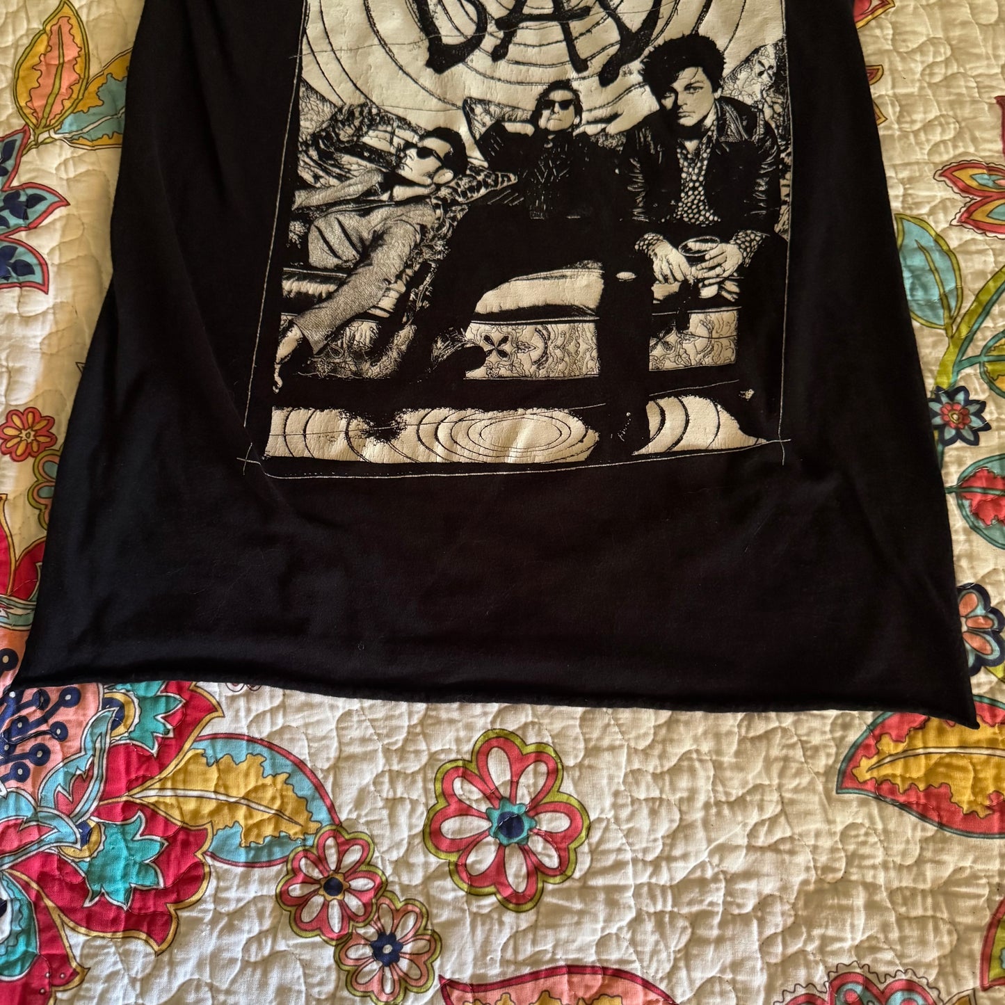 black vintage y2k green day couch photo graphic short sleeve shirt (XS)