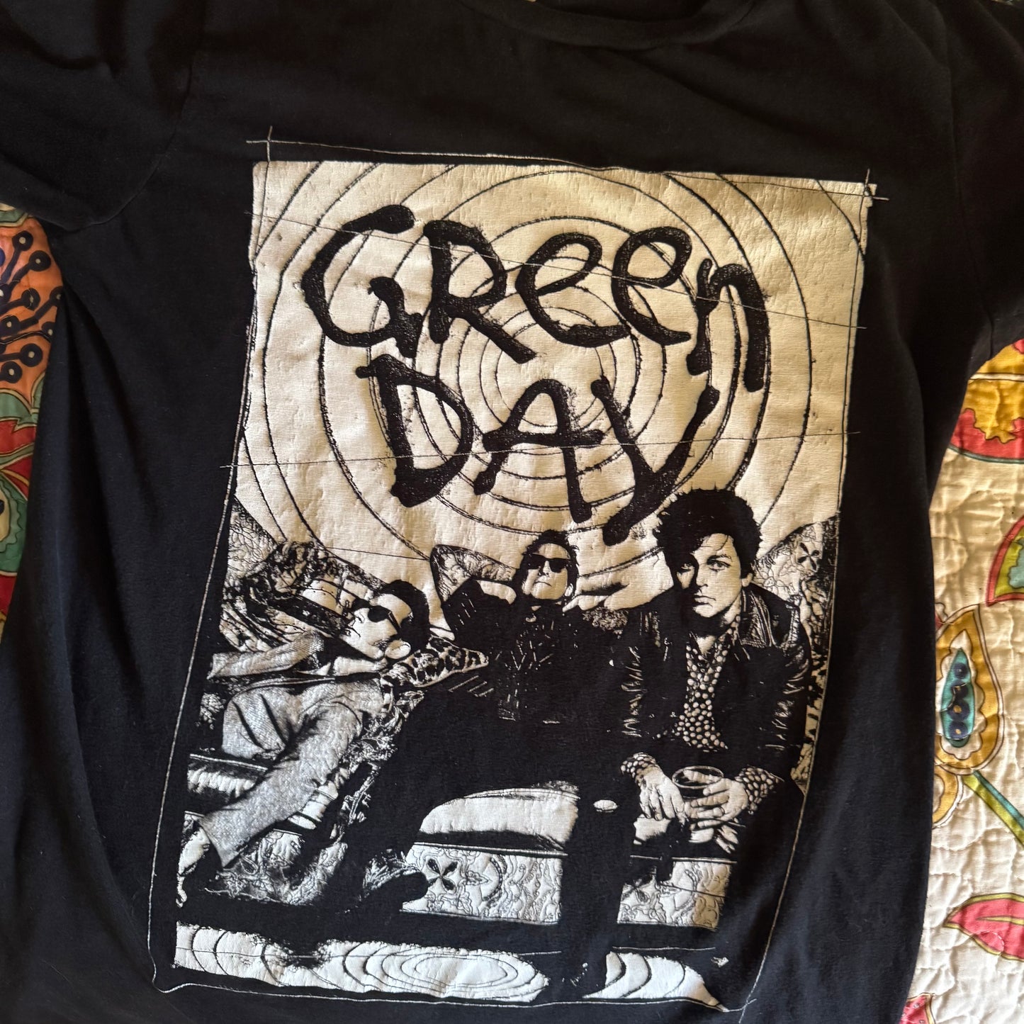 black vintage y2k green day couch photo graphic short sleeve shirt (XS)