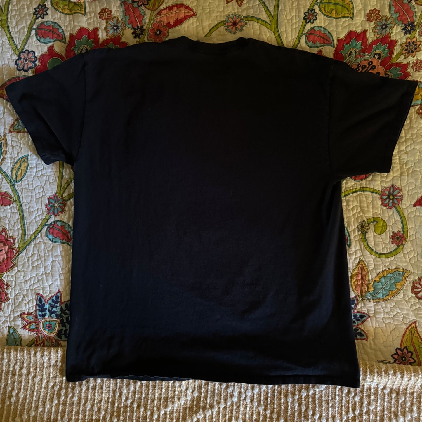black beauty and the beast graphic shirt (XL)