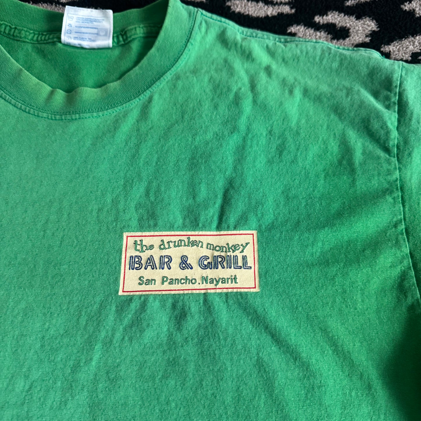 green vintage the drunken monkey bar and grill graphic men’s shirt (xl)