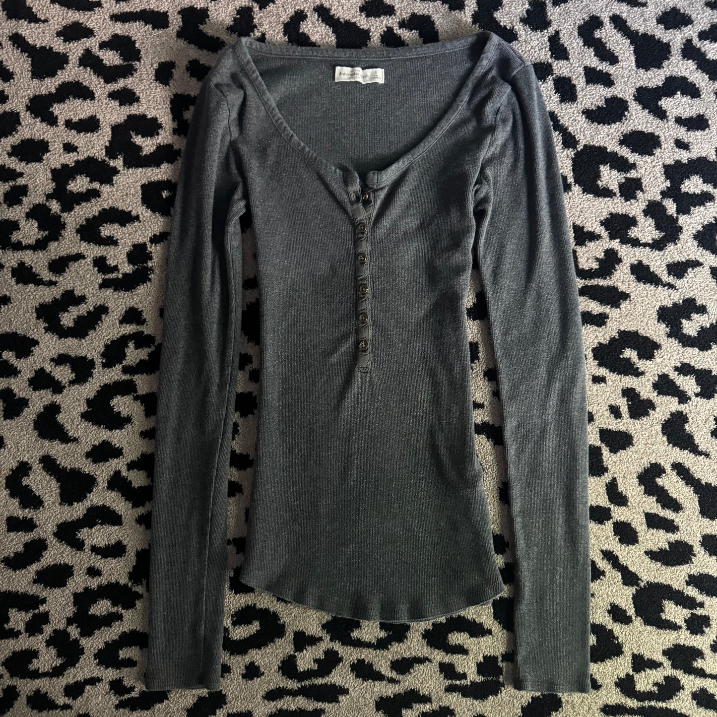grey abercrombie & fitch long sleeve ribbed henley shirt (S)