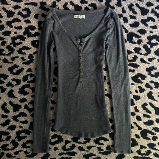 grey abercrombie & fitch long sleeve ribbed henley shirt (S)