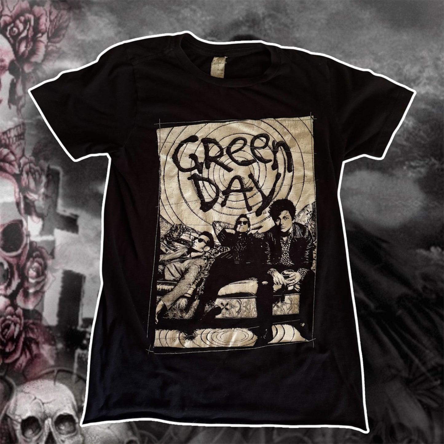 black vintage y2k green day couch photo graphic short sleeve shirt (XS)