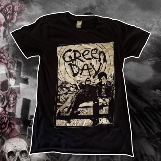 black vintage y2k green day couch photo graphic short sleeve shirt (XS)