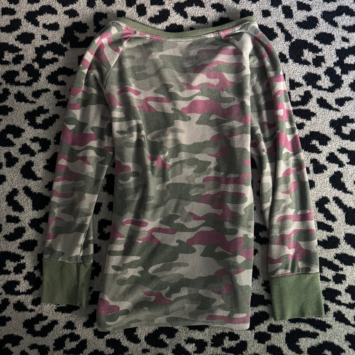 green faded glory y2k mcbling camo henley long sleeve shirt (L)