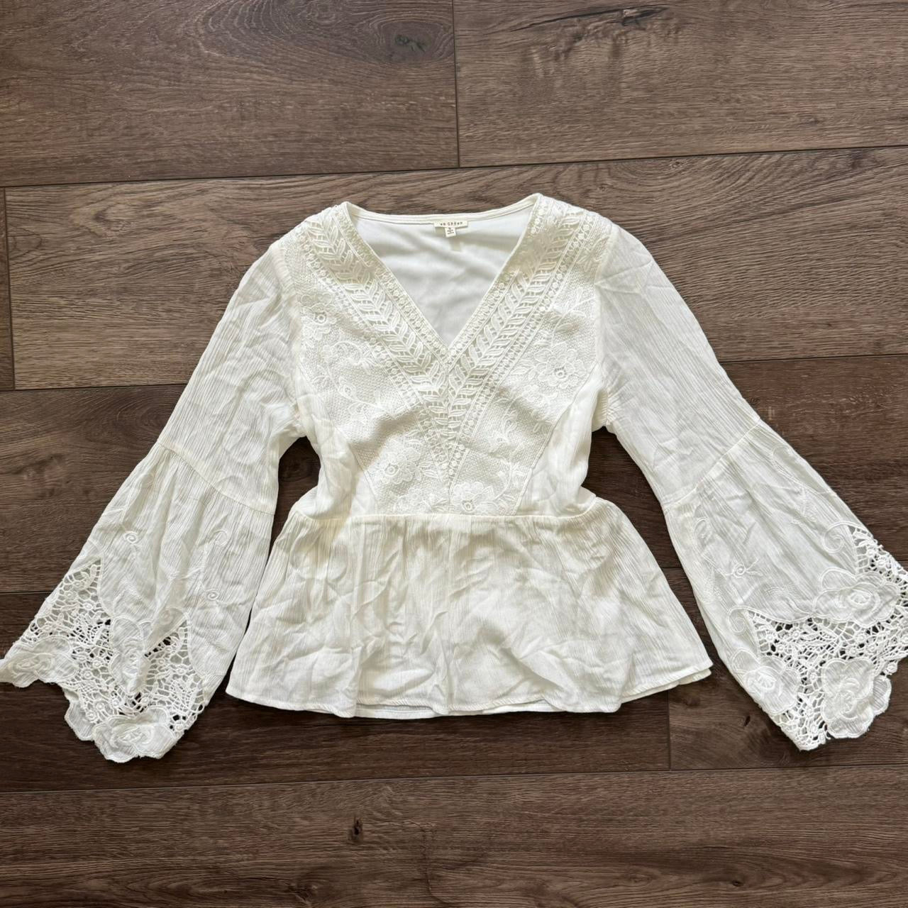 white bohemian flowy bell coachella sleeve shirt
