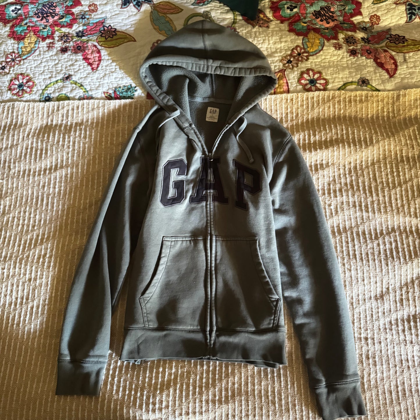 grey GAP zip up jacket (M)