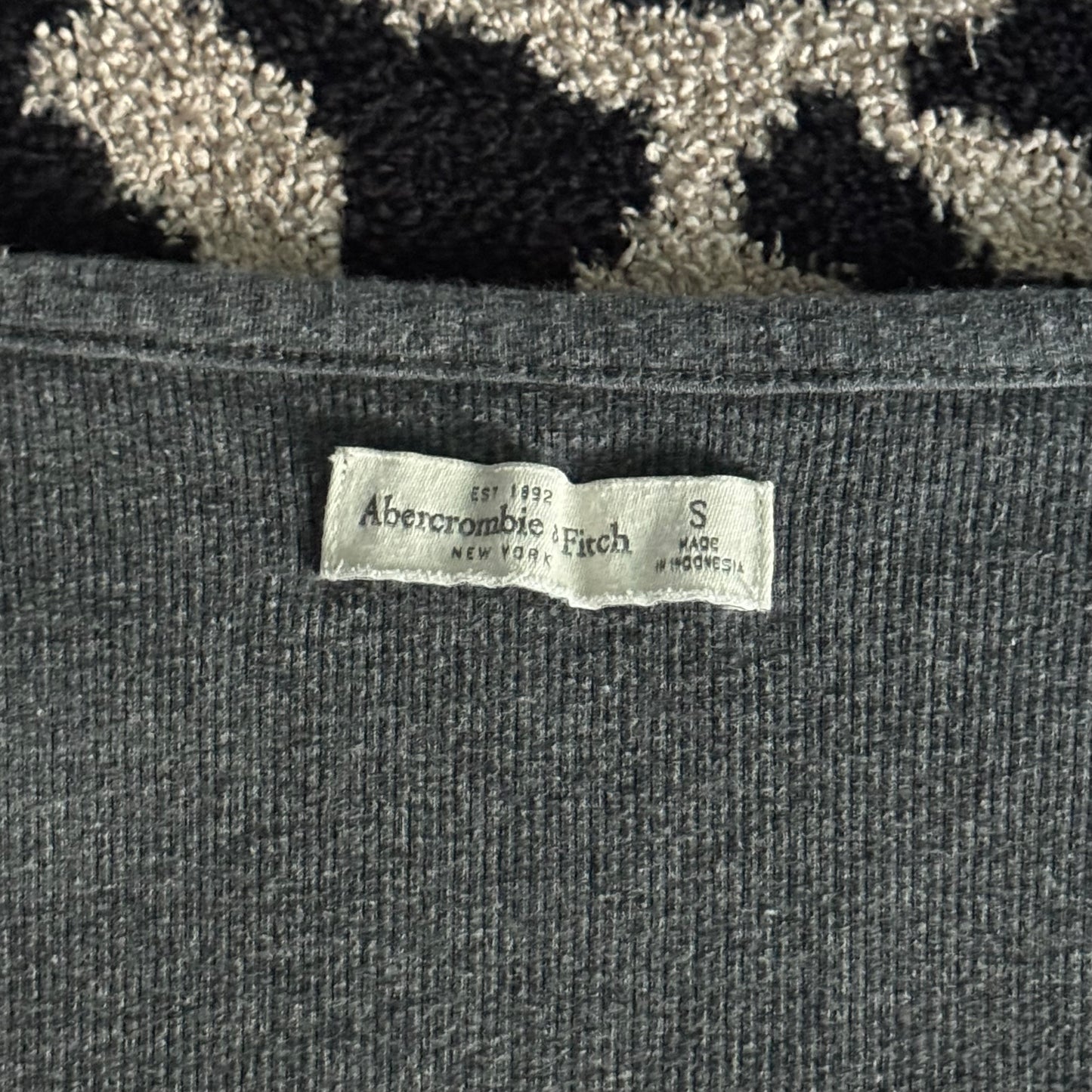 grey abercrombie & fitch long sleeve ribbed henley shirt (S)